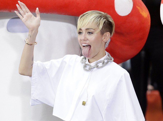 Miley-Cyrus-Je-ne-sais-pas-comment-sourire-donc-je-sors-ma-langue-!_portrait_w674.jpg
