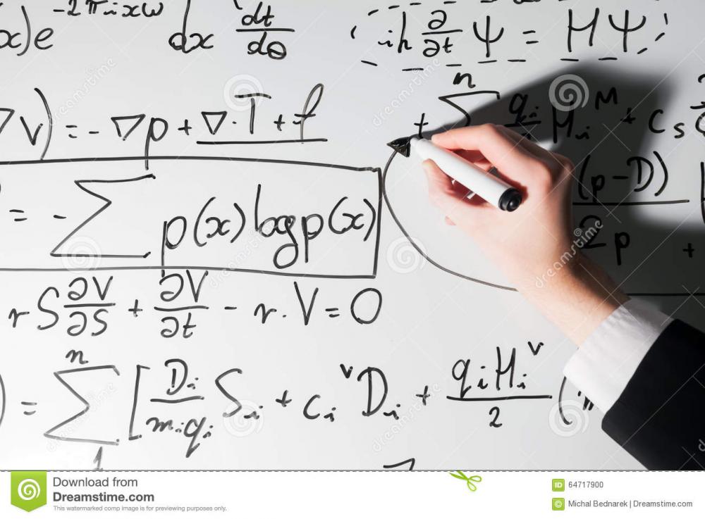 homme-crivant-des-formules-complexes-de-maths-sur-le-tableau-blanc-mathmatiques-et-science-64717900.jpg